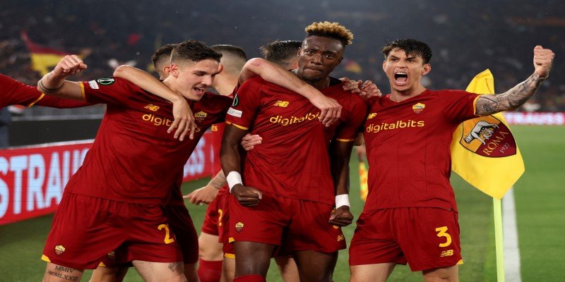 Mourinho cùng toàn đội AS Roma chuẩn bị cho trận đấu